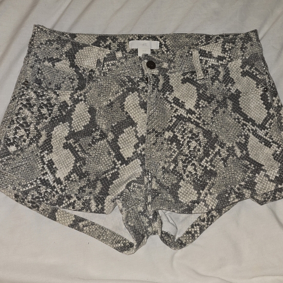 H&M Gray and White Jean Shorts with Snakeskin Print - Picture 7 of 9
